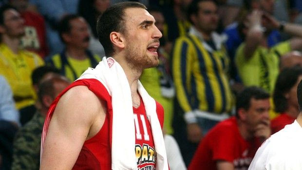 Ανακούφιση στον Ολυμπιακό, μένει και φέτος ο Μιλουτίνοφ