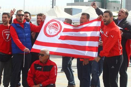 Χέρι-χέρι οπαδοί του Ολυμπιακού και της Φενέρ!