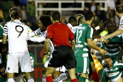 Τι προβλέπει ο κανονισμός για τραυματισμό προπονητή από ρίψη αντικειμένων!