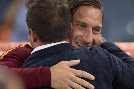 H αγκαλιά των δύο αρχηγών που συγκίνησε το “Olimpico”