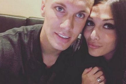 Άφησε την εστία και προστάτευσε το… στήθος της αγαπημένης του!