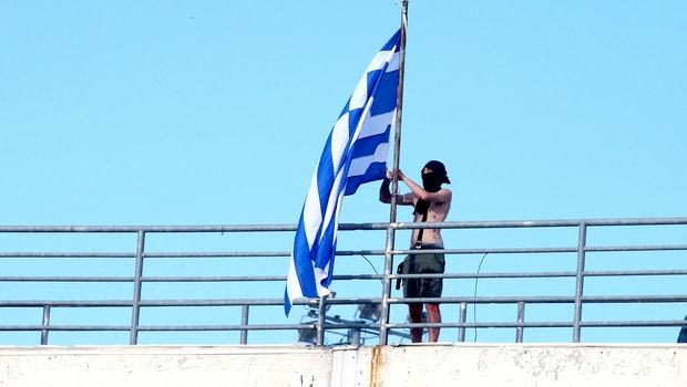 ΑΠΙΣΤΕΥΤΟ: Ήθελε την ελληνική σημαία για πολεμοφόδιο!