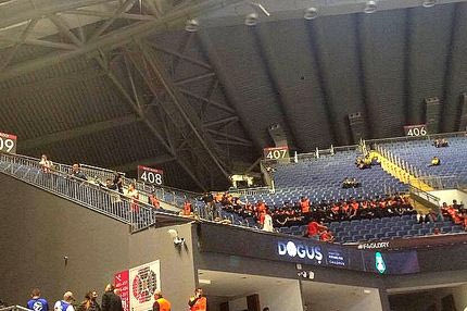 Οι πρώτοι φίλοι του Ολυμπιακού στο γήπεδο (pics)