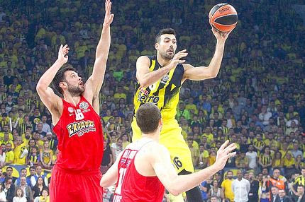 Σε κλειστό κλαμπ ο Σλούκας