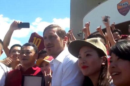 Τρελή κινεζική εισβολή στην Ρώμη για την αρπαγή του Τότι!