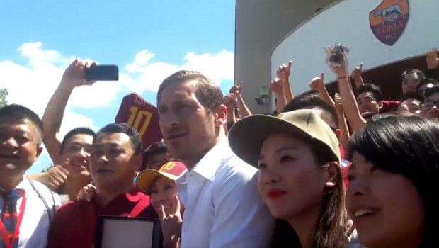 Τρελή κινεζική εισβολή στην Ρώμη για την αρπαγή του Τότι!