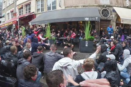 Οπαδοί του Άγιαξ έκαναν… πλούσιο έναν μουσικό του δρόμου