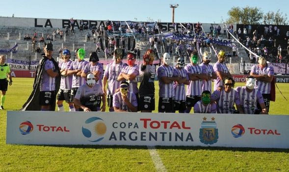 Ντύθηκαν σούπερ ήρωες και απέκλεισαν το φαβορί!