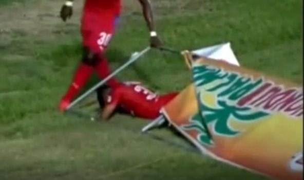 Ποδοσφαιριστής μπλέχτηκε στη διαφημιστική πινακίδα!