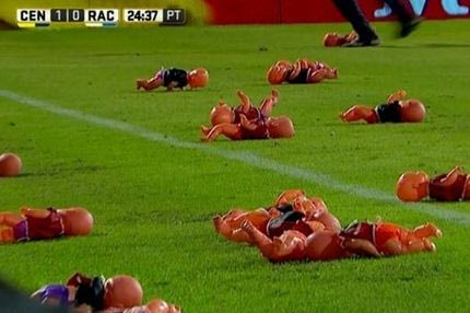 Πέταξαν πλαστικές κούκλες στο γήπεδο με φανέλες του… Σκόκο