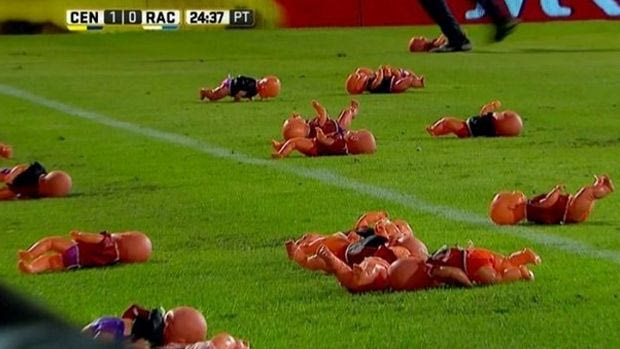 Πέταξαν πλαστικές κούκλες στο γήπεδο με φανέλες του… Σκόκο