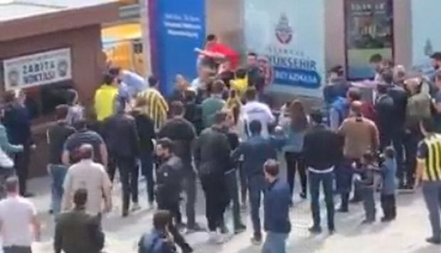 Φίλος του Ολυμπιακού έδωσε τη φανέλα για να γλιτώσει το ξύλο!