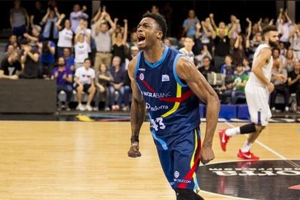 Ο Θανάσης κάρφωνε, ο Γιάννης χειροκροτούσε