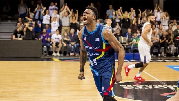 Ο Θανάσης κάρφωνε, ο Γιάννης χειροκροτούσε