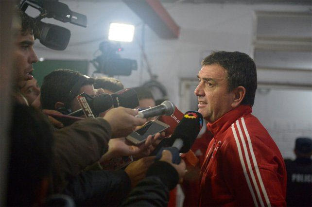 Πήδηξε ο “καπετάνιος” από το καράβι της Νιούελς, στον αέρα ο Σκόκο