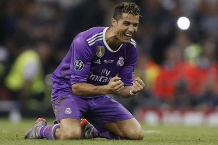 Τα “καυτά” φιλιά του θριαμβευτή Ρονάλντο με τη σύντροφό του