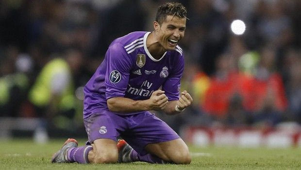 Τα “καυτά” φιλιά του θριαμβευτή Ρονάλντο με τη σύντροφό του