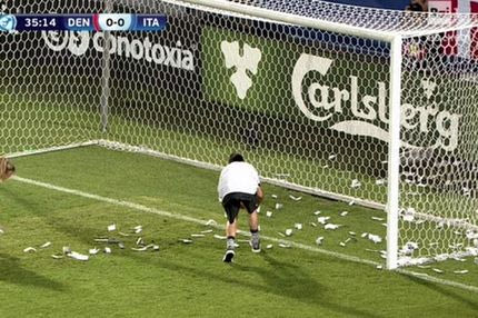 Πέταξαν δολάρια στην εστία του Ντοναρούμα!