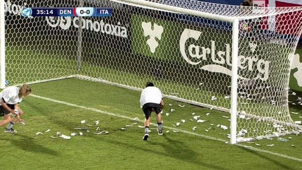 Πέταξαν δολάρια στην εστία του Ντοναρούμα!