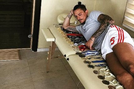 Πρώην άσος του Ολυμπιακού μετράει στο κρεβάτι τα αμέτρητα μετάλλιά του!