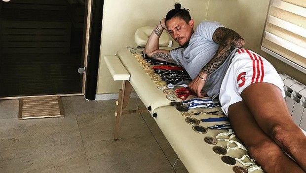 Πρώην άσος του Ολυμπιακού μετράει στο κρεβάτι τα αμέτρητα μετάλλιά του!
