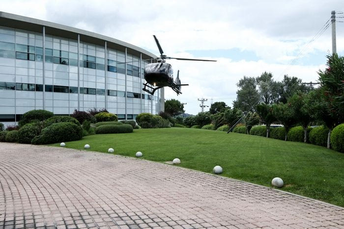 Άφιξη αλά… James Bond με ελικόπτερο για Μπουρούση-Παπανικολάου