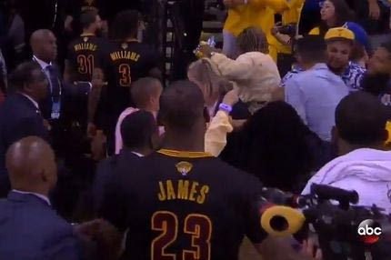 Πλακώθηκαν μπροστά στον Λεμπρόν