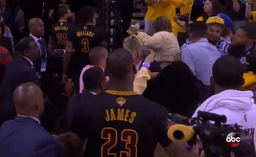 Πλακώθηκαν μπροστά στον Λεμπρόν