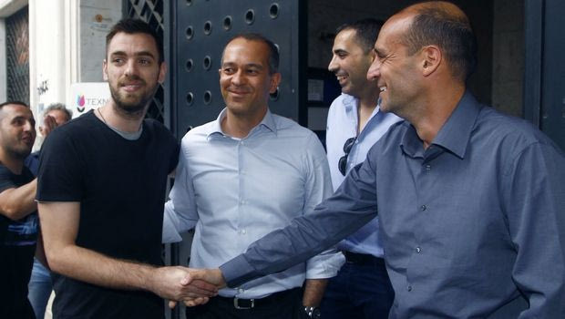 Για ακόμη 3 χρόνια ο Μάντζαρης στον Ολυμπιακό!