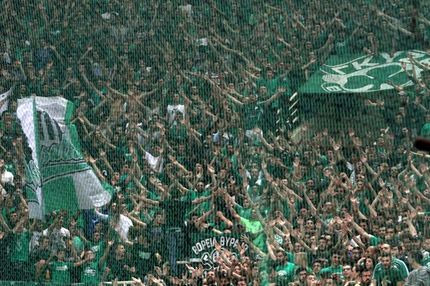 To πράσινο πανό-απάντηση για το 73-38