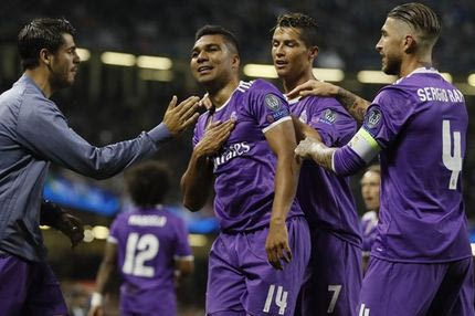 Γιόρτασαν την κούπα με κούρεμα στα αποδυτήρια!