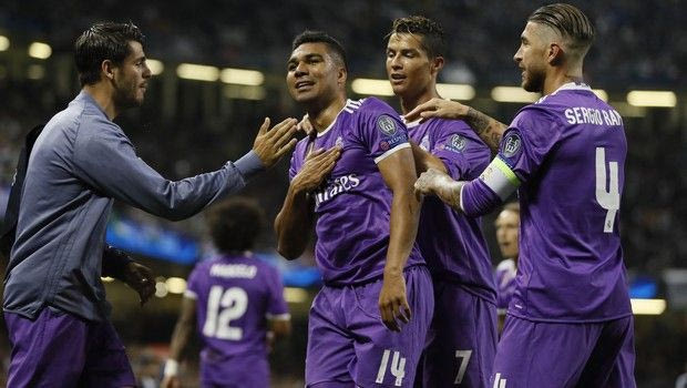 Γιόρτασαν την κούπα με κούρεμα στα αποδυτήρια!