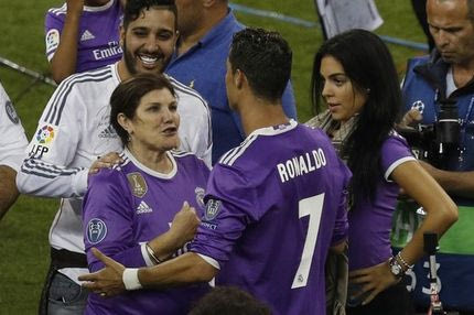 Τα τέσσερα δάχτυλα της μαμάς του Κριστιάνο!