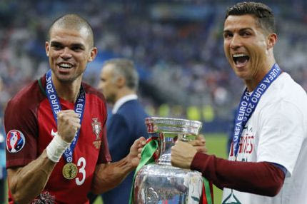 Την… κουμπαριά στο “γάμο” Παρί-Ρονάλντο ο Πέπε