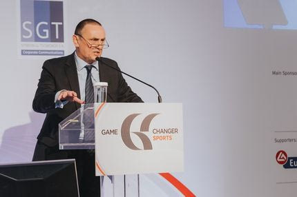 Με το γάντι “έσφαξε” τον Βασιλειάδη ο Στράτος