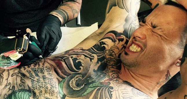 Ο Ναϊνγκολάν “γράφει” και “σβήνει” τατουάζ πάνω στο σώμα του
