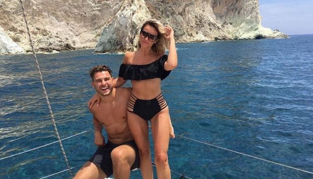 Στην Σαντορίνη με… σέξι μαγιό η κυρία Αϊντάρεβιτς