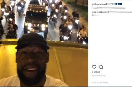 Ο τρελο-Γκιστ τραβάει βίντεο από την οροφή του πούλμαν