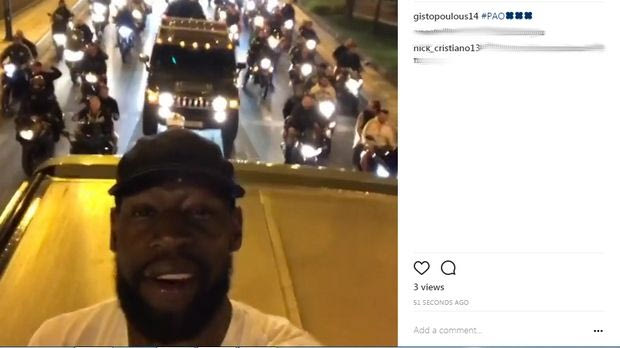 Ο τρελο-Γκιστ τραβάει βίντεο από την οροφή του πούλμαν