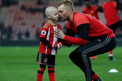 Στη δουλειά με ποδοσφαιρικές φανέλες στη μνήμη του Μπράντλεϊ!