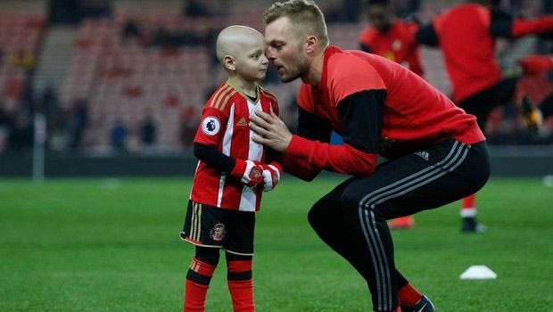 Στη δουλειά με ποδοσφαιρικές φανέλες στη μνήμη του Μπράντλεϊ!