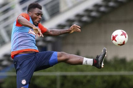 Χωρίς έξι με Λόκερεν: μετατίθεται το ντεμπούτο Εμενίκε