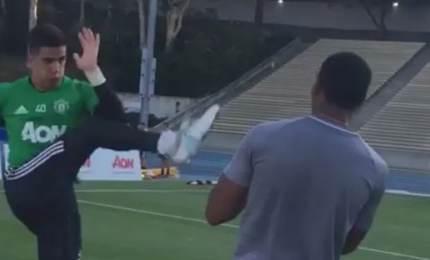 Έπαιξαν… ξύλο στην Μάντσεστερ! (VIDEO)