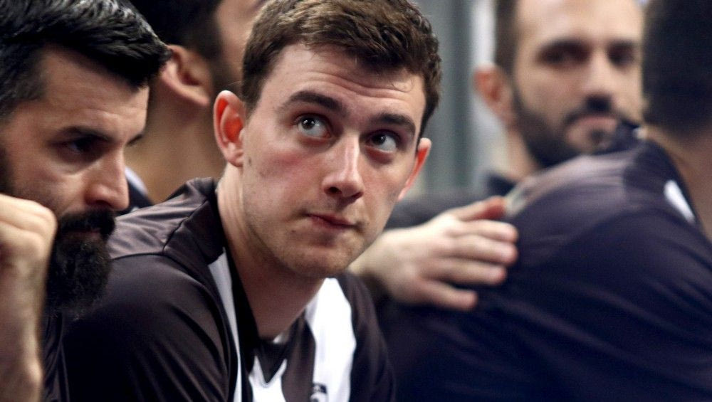 Στο εξωτερικό, αλλά με Έλληνα κόουτς