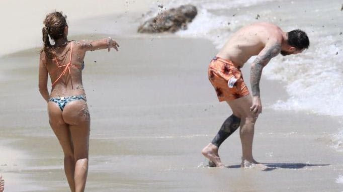 Τα ερωτικά πειράγματα του Μέσι στη σύζυγό του