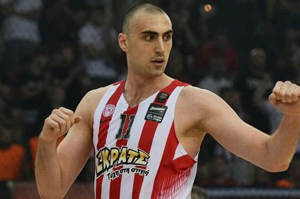 Οι Σπερς άφησαν τον Μιλουτίνοφ στον Ολυμπιακό