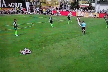 Κατέρρευσε παίκτης του Αγιαξ μέσα στο γήπεδο