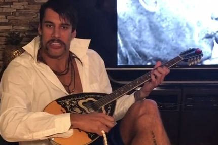 Ο ρεμπέτης Πρίντεζης με μπουζούκι, κομπολόι και μουστάκι!