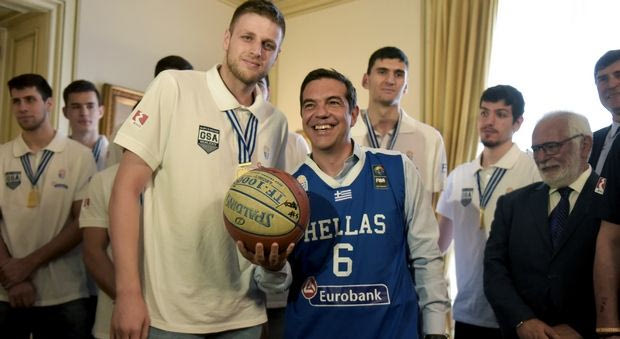 Με τη φανέλα της Εθνικής ο Τσίπρας