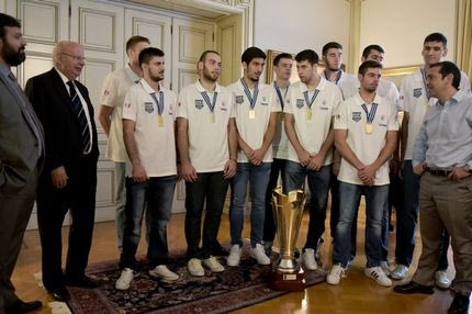 H… ασίστ του Τσίπρα και το εγκώμιο του Βασιλακόπουλου στον Βασιλειάδη